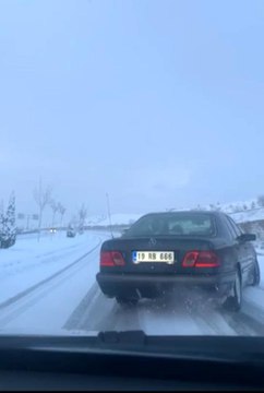 Buzlanan yolda araçlar ilerlemekte güçlük çekti