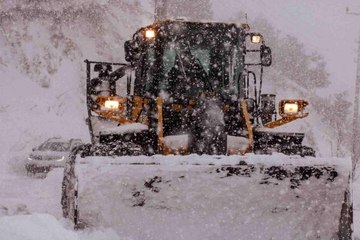 Kardan yolu kapanan mahalledeki hastanın yardımına büyükşehir ekibi koştu