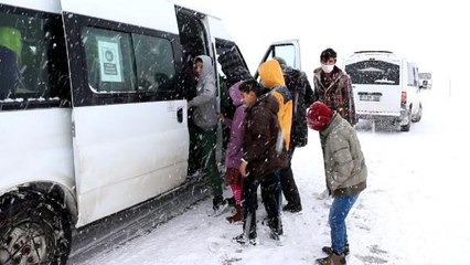 ERCİŞ'TE KARA SAPLANAN ARAÇLARI VE İÇERİSİNDEKİ 50 KİŞİYİ EKİPLER KURTARDI