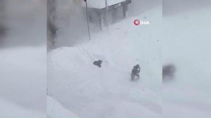 Üzerlerine kar kütlesi düşen 2 öğrenci ölümden döndü