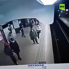 Un hombre empuja a una mujer a las vías del metro