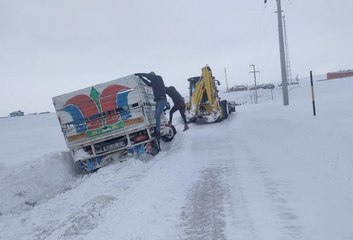 VAN'DA TİPİ VE KARDA MAHSUR KALAN 250 KİŞİYİ EKİPLER KURTARDI