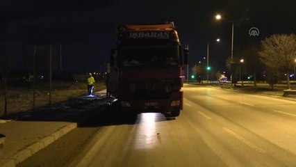 AFYONKARAHİSAR - Yola saçılan mandalinalar trafiği aksattı