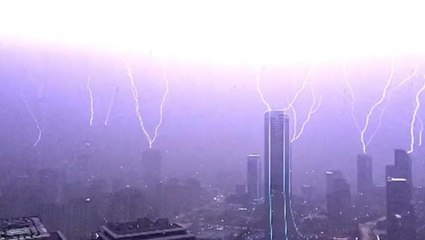 Görüntüler korku filmini aratmadı! Ataşehir'de kulelere aynı anda onlarca yıldırım düştü