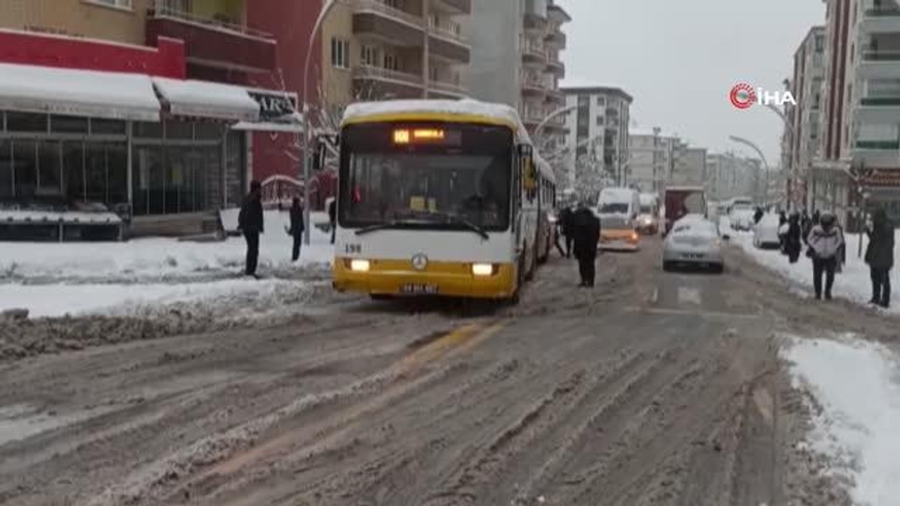 Belediye otobüsü yolda kalınca, iş yolculara düştü