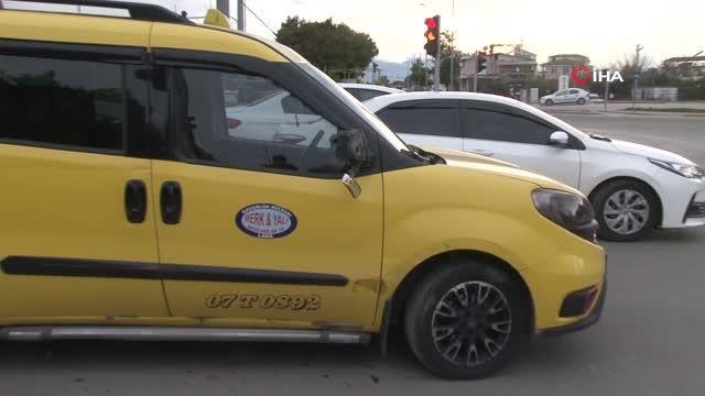 Son dakika! Otomobilin camını kırıp 30 bin liralık laptop çaldılar, kaza yapınca araçlarını bırakıp kaçtılar