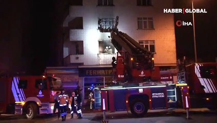 Yanan dairedekiler gazetecilere el salladı, izleyenler selfie çekti