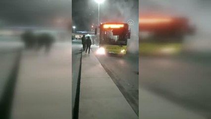 Son dakika: Kadıköy'de duraktaki İETT otobüsünde yangın çıktı