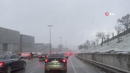 İşe gitmek için evden çıkanlara kar sürprizi