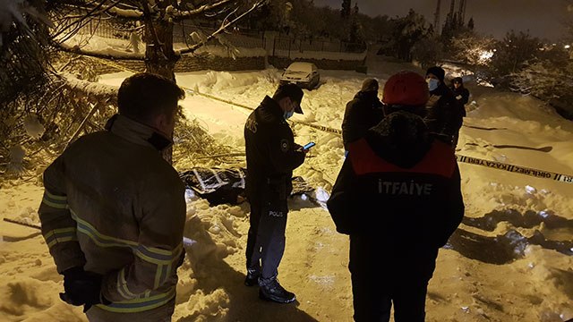 Yaşlı adam ağacın altında ölü bulundu