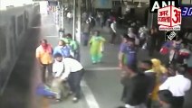 Accident At Mumbai's Dadar Railway Station | टीसी ने सूझबूझ से बचाई यात्री की जान
