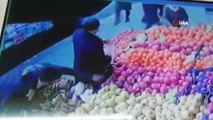Elma seçerken telefonundan oldu...'Pes' dedirten hırsızlık kamerada