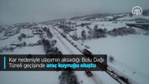 Kar nedeniyle ulaşımın aksadığı Bolu Dağı Tüneli geçişinde araç kuyruğu oluştu