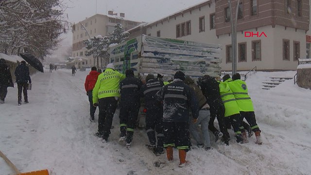 Trafik polisleri,yolda kalan araçları iterek sürücülere yardım etti