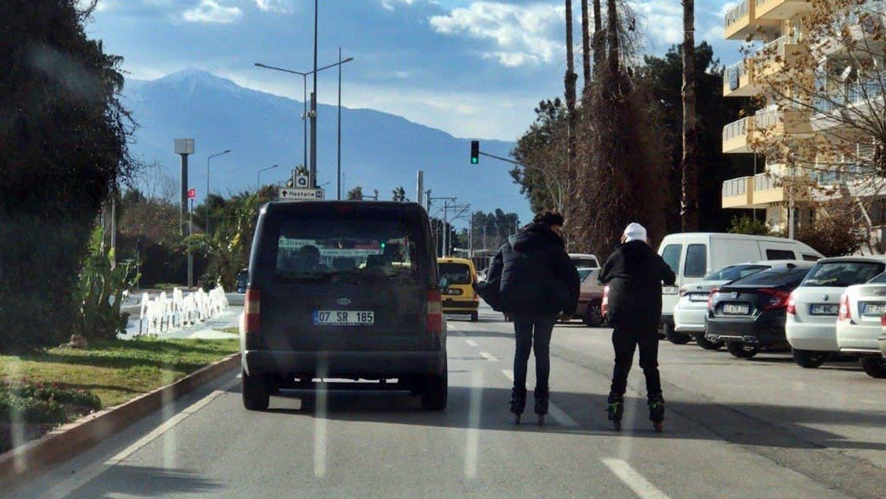 Araca tutunan patenli arkadaşına sarılarak kazaya davetiye çıkardı