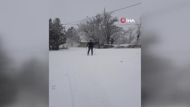 Okul yolunu kayak pistine çeviren öğretmen, kayarak okula gidiyor