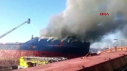 İstanbul'da kıyıya oturan gemi alev topuna döndü