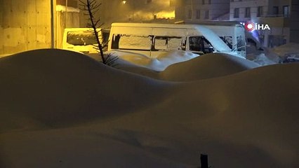 Lapa lapa yağan kar bir şehri yuttu! İnanılmaz görüntüler
