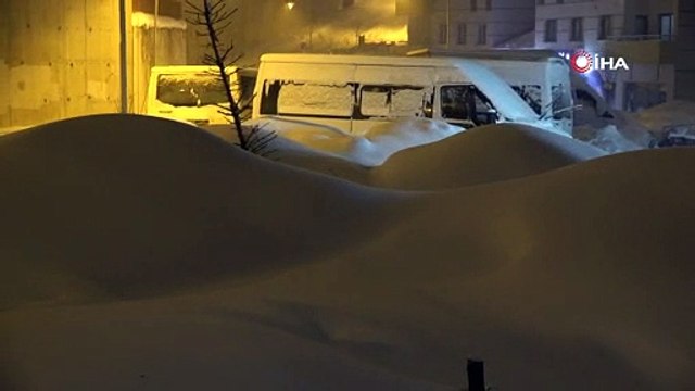 Lapa lapa yağan kar bir şehri yuttu! İnanılmaz görüntüler