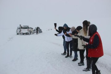 Araçlar kara saplandı, onlar halay çekti