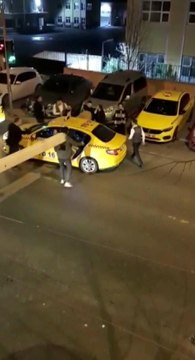 Restoranda çalışanlar ile müşteriler arasında kavga çıktı