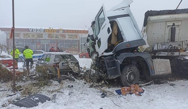 Kontrolden çıkan TIR ortalığı birbirine kattı