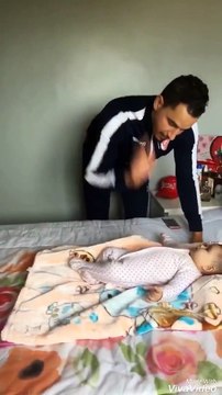 Un chien qui essaie de protéger le bébé de son maître qui le frappe