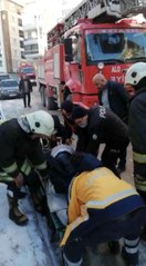 Dumandan etkilenen kadın sedye ile dışarı çıkarıldı