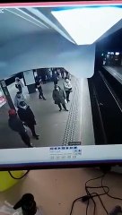 في مشهد مرعب: شاب يدفع امرأة في اتجاه القطار القادم إلى المحطة
