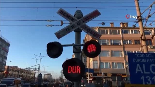 Hemzemin geçitten geçmeye çalışan vatandaşa tren çarptı