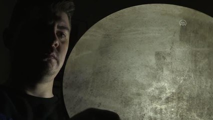 Yapımını kendi çabasıyla öğrendiği enstrümanı Avrupa'ya satıyor