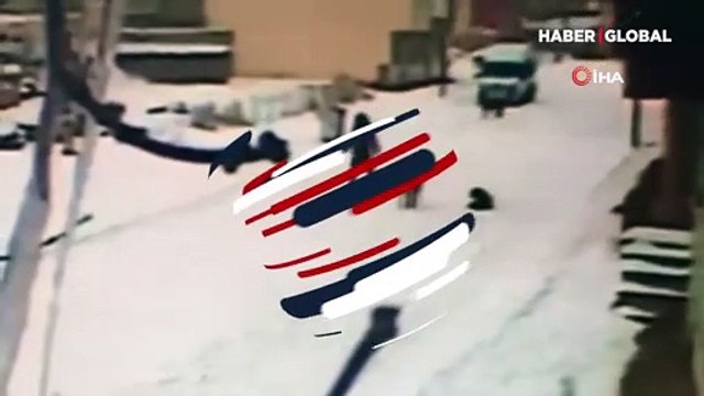 Kars köpeklerin saldırdığı çocuğu cesareti kurtardı