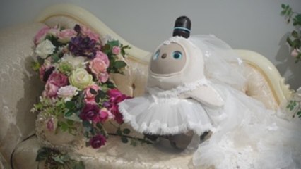 Una modista nipona crea vestidos de ceremonia para robots de compañía