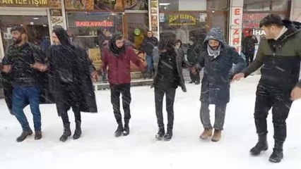 Tải video: Kar altında halay çektiler... İki yıl sonra ilk defa yağan kar, vatandaşları sevince boğdu