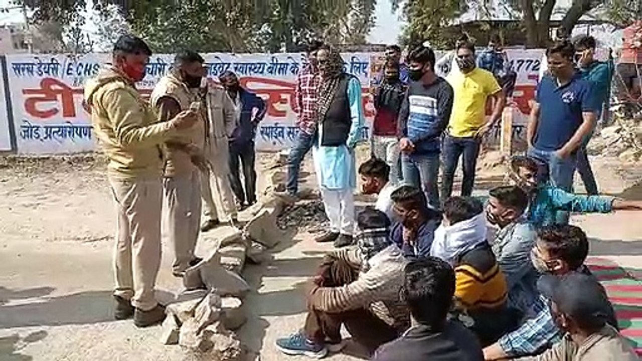 अतिक्रमण के खिलाफ ग्रामीणों ने रोकी सड़क, जमकर...