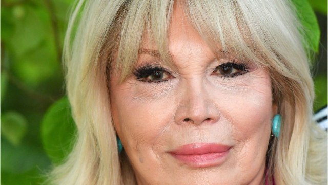 VOICI : Amanda Lear opérée du coeur : elle partage un cliché depuis son lit d'hôpital et donne de ses nouvelles