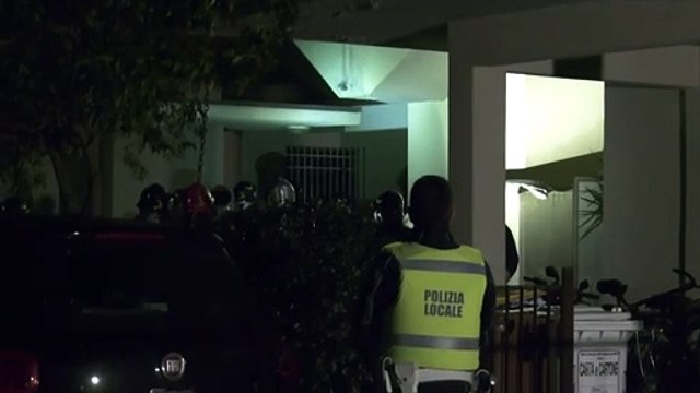 Torre del Lago, il buio nella strada e un'eplosione: il blitz per fermare l'uomo barricato in casa