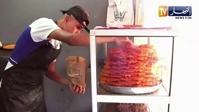 البليدة: بيع السفنج.. مهنة نور الدين لأزيد من 50 سنة بمدينة الورود