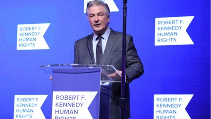 VOICI - Alec Baldwin publie une vidéo troublante pour Noël, les internautes s'inquiètent