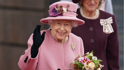 VOICI : Elizabeth II : le système original mis en place pour que la reine puisse faire ses courses sans sortir de chez elle