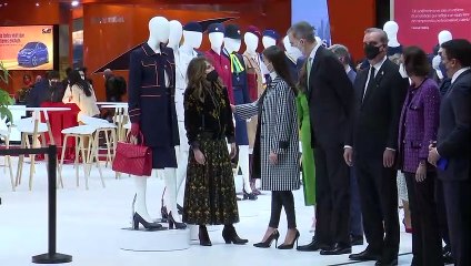 La Reina Letizia reinventa su traje sastre en un sobrio y discreto look 'work'