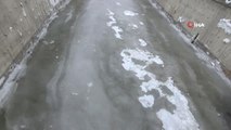 Yüksekova buz kesti, buz sarkıtlarının uzunluğu 2 metreyi buldu