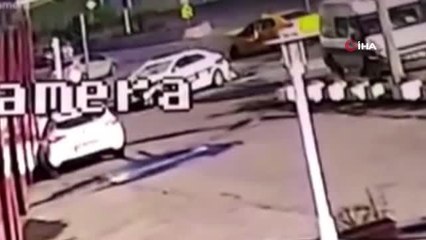 Son dakika 3. sayfa: Bakırköy'de feci kaza kamerada: 2'si polis 4 kişi yaralı