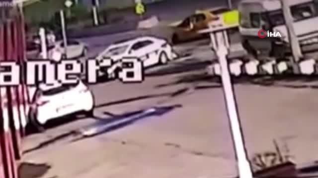 Son dakika 3. sayfa: Bakırköy'de feci kaza kamerada: 2'si polis 4 kişi yaralı