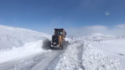 Ekipler, tipi nedeniyle yolu kapanan köydeki hasta için seferber oldu