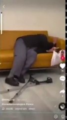 Acıdan kıvranan hastayı şarkıyla paylaşan başhekim sekreteri görevden alındı