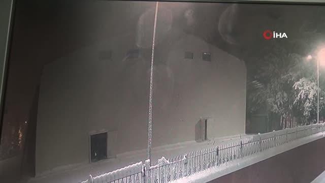 Karın ağırlığına dayanamayan spor salonunun çatısı böyle çöktü