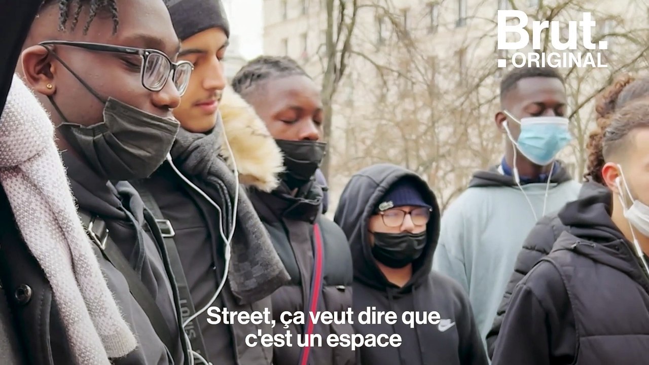 Il hypnotise les passants : on a suivi Ado Hypenoz dans Paris