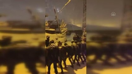 Beytüşşebap'da gençler kar yağışı sırasında halay çektiler