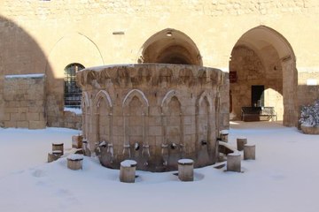 Mardin'de tarihi mekanlar beyaz örtü ile süslendi